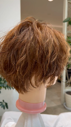 ブリーチ毛にパーマは相性が悪いのですが酸性パーマというものがありましての記事動画