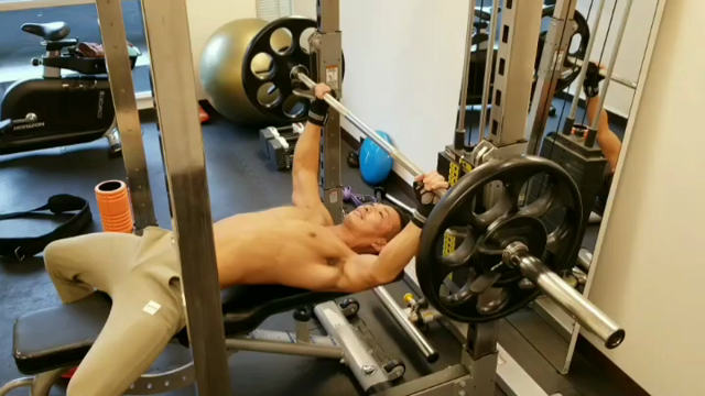 ジュエルはトレーナーのパワーも凄い!!TEPPENに挑戦!自体重65㎏を33回挙上☆イケてるパーの記事動画