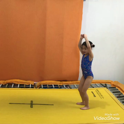 トランポリンで前宙練習の記事動画