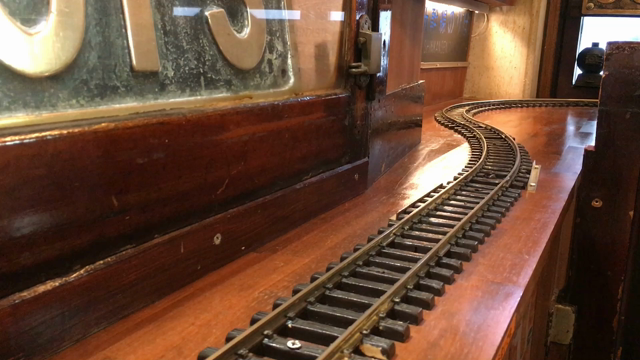 料理を運ぶ汽車ポッポの記事動画