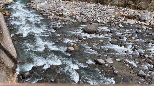 紅葉と川のベストポジション！七ツ岩吊橋と塩原温泉 湯っ歩の里、足湯でポカポカ。の記事動画