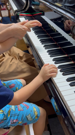 「君をのせて」連弾の特訓中！の記事動画