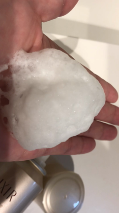 炭酸入りのパチパチ泡で化粧水がより届く肌へ♡エリクシールの導入美容液の記事動画