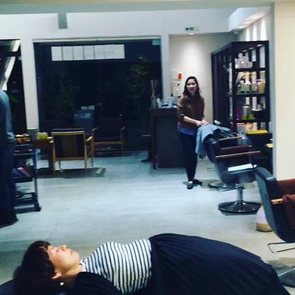 学生時代の友達と遊んでいます！の記事動画