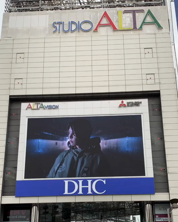 山下智久 MONCLERデジタルサイネージ巡りの記事動画