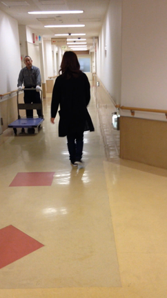 脊髄損傷者の歩き姿の記事動画