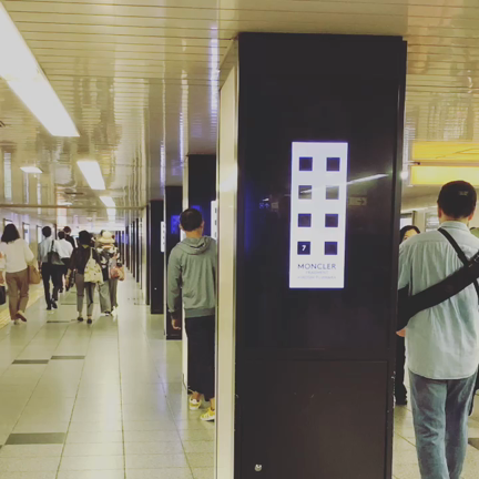 山下智久 MONCLERデジタルサイネージ巡りの記事動画