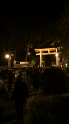 元旦の明治神宮入り口の記事動画