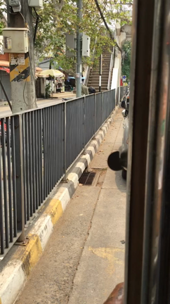 ウドンターニ　市内の移動の記事動画