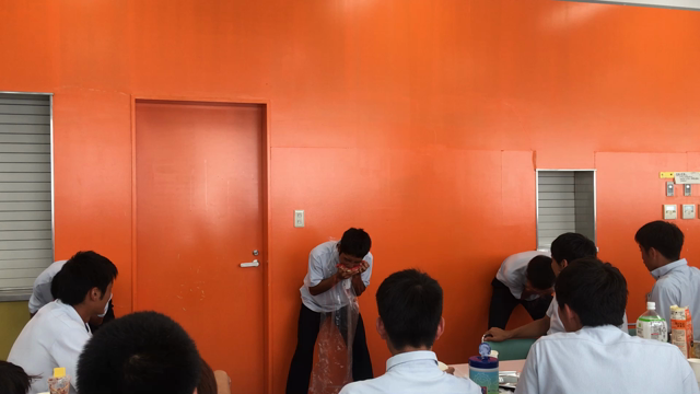 協会サポート★大商学園サッカー部講義＆壮行会でのスイカの早食い～(^^)の記事動画