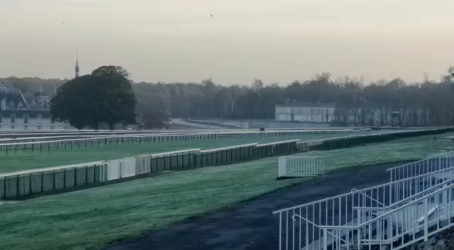 フランス所有馬がシャンティイ競馬場で出走しますの記事動画