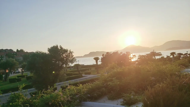 モンテネグロの絶景とお鮨を味わえる☆NOBUの記事動画