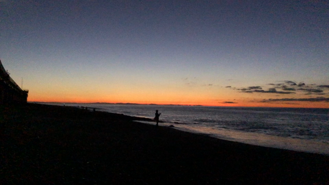 国府津海岸に朝練の記事動画