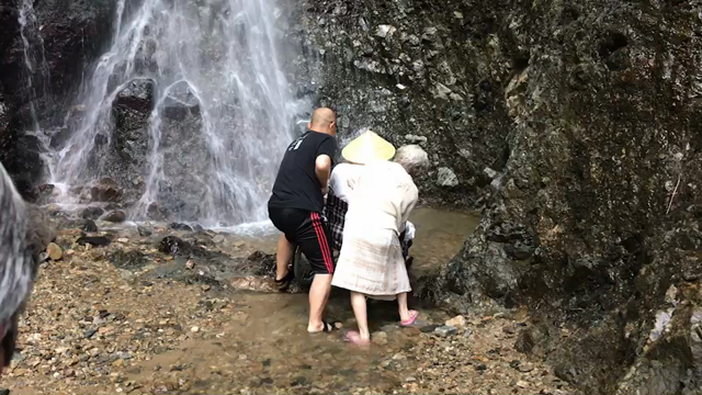 バリアフリー滝行 in 中能登町（不動滝）の記事動画
