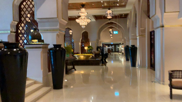 ドバイで世界一のアフタヌーンティーの記事動画