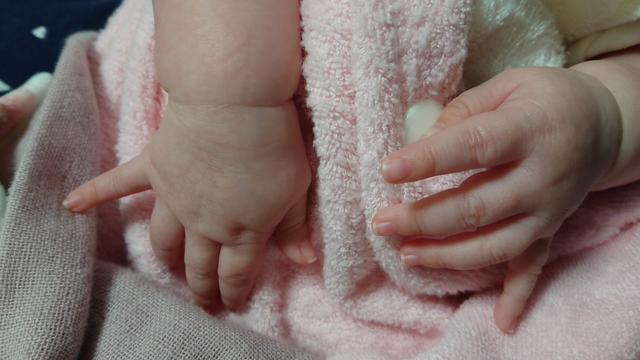 授乳の時のおてての記事動画