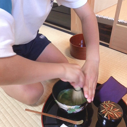 小学2年生茶道男子くんの盆略点前デビューの記事動画