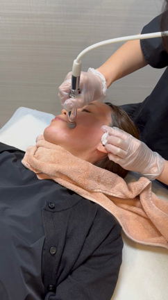 本日１１月１８日は診療時間が異なります。美容の毛穴対策ニューマシンが１２月稼働です。の記事動画