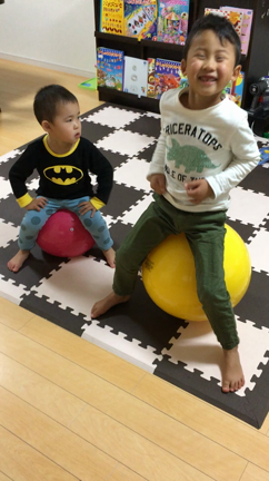 子どもたちとバランスボールの記事動画