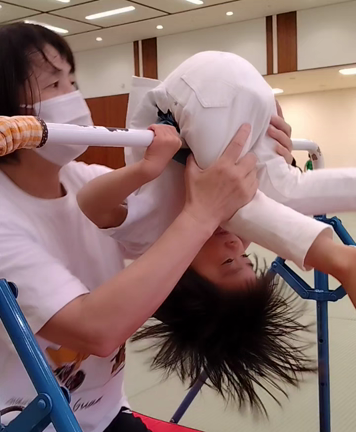 鉄棒練習の記事動画