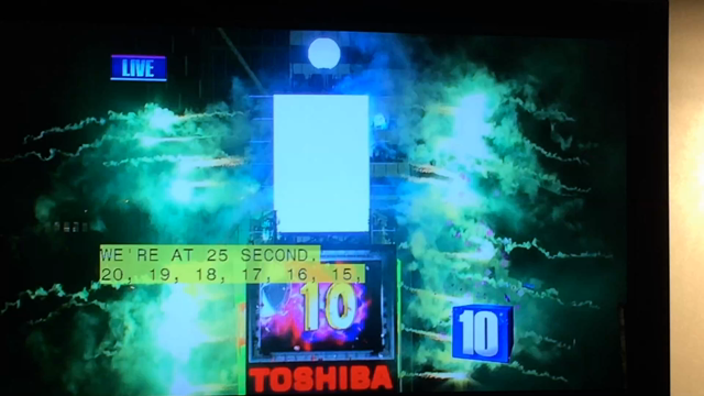 NYタイムズスクエアのニューイヤーカウントダウンの記事動画