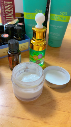 アロマ美容液プラスハンドクリーム〜ゼラニウム、コパイバ、フランキンセンス、ヘリクリサム、ラベンダの記事動画