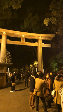 元旦の明治神宮入り口の記事動画