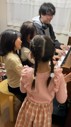 【天白区ピアノ教室】大学生の男性講師 りょーちん先生の楽しいレッスン生徒たちに大人気❣️の記事動画