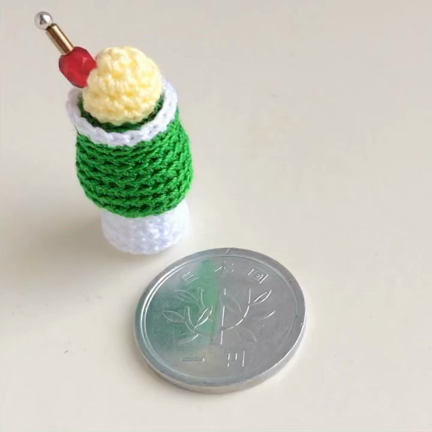 ちっちゃなあみぐるみクリームソーダのチャーム | ハンドメイド雑貨 