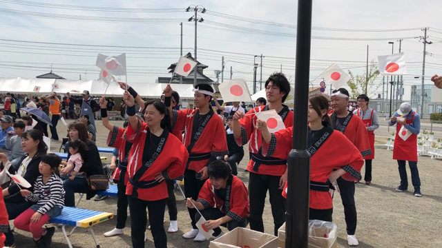 青いこいのぼりと春のフラワーフェスティバルの記事動画