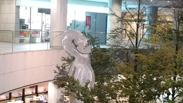 この男性のたたずまいの記事動画