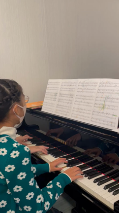 親子連弾の様子の記事動画