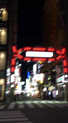 日曜日の深夜の歌舞伎町一番街の記事動画