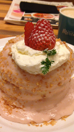 【メレンゲ 岸根公園】"とちおとめ"と仏産ストロベリークリームのパンケーキの記事動画