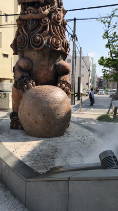 壺屋の名物「壺屋うふシーサー」〜デッカい沖縄の伝説の獣像の記事動画