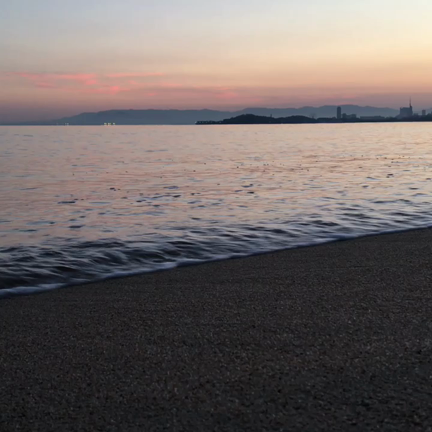 静かな海。波の音の記事動画