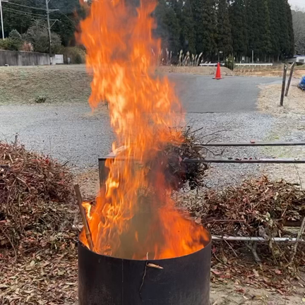 冬は焚き火で暖まる。の記事動画