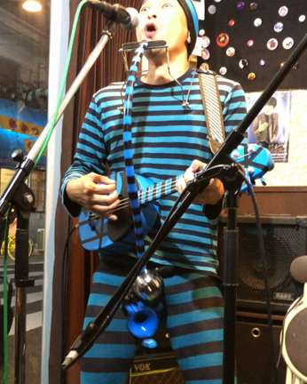 門真のライブハウス ピーズカフェでアナーキーなライブを聴いた事の記事動画