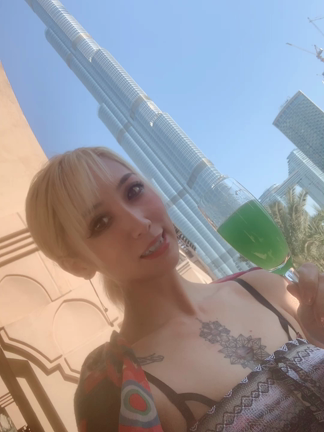 ドバイで世界一のアフタヌーンティーの記事動画