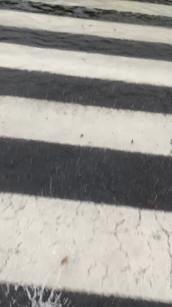 大雨ですごい。。。クロックス＋水着で正解！！笑の記事動画