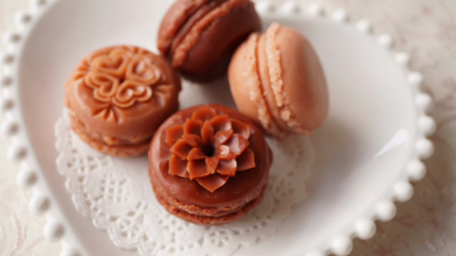 チョコマカロンに彫刻 キャンドルカービング販売の記事動画