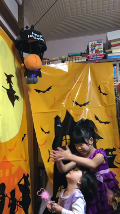 ハロウィンパーティー・空飛ぶパンプキンパラシュートの記事動画