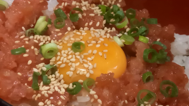 昼ごはん　マグロユッケ丼の記事動画