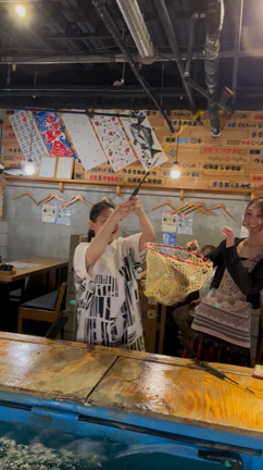 子供みたい金魚すくいに 夢中になって袖がぬれてる。の記事動画