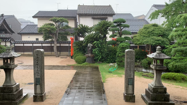 雨のお寺でヨガの記事動画
