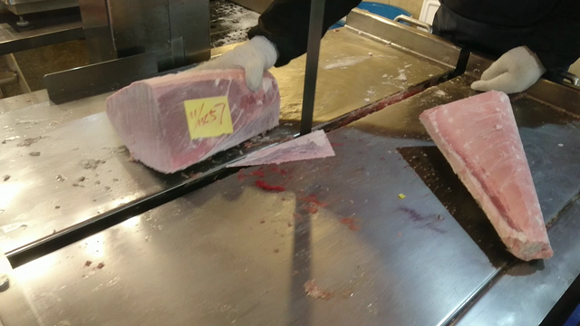 冷凍マグロを切る！の記事動画