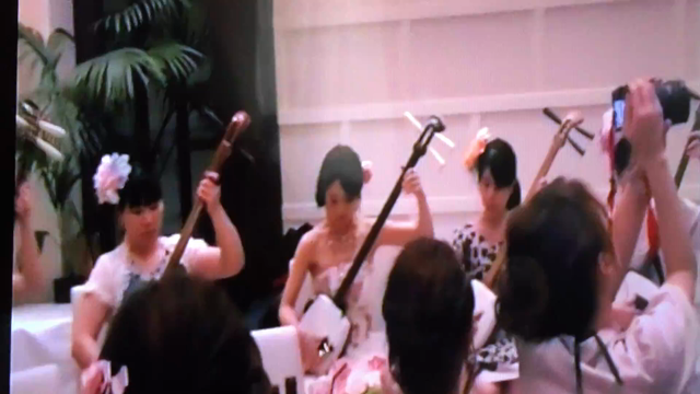 結婚式でじょんから節の記事動画