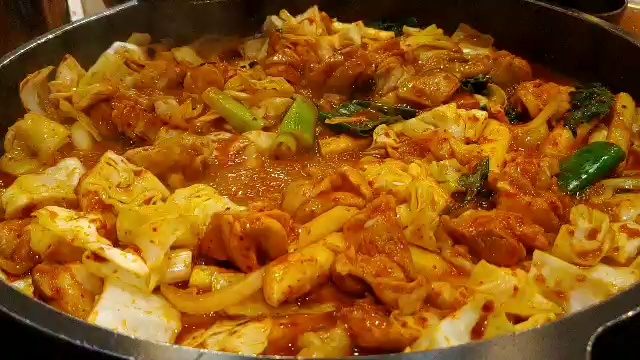 韓国江南駅のおいしい店「味付けタッカルビ」の最高の味の記事動画