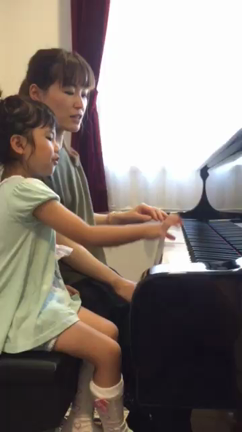 ぐんぐん成長中！連弾大好き！年長組Mちゃん、頑張ってます♪の記事動画