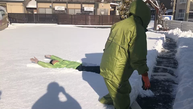 雪かきや雪遊びが楽しい年ごろでしょうかー♥の記事動画